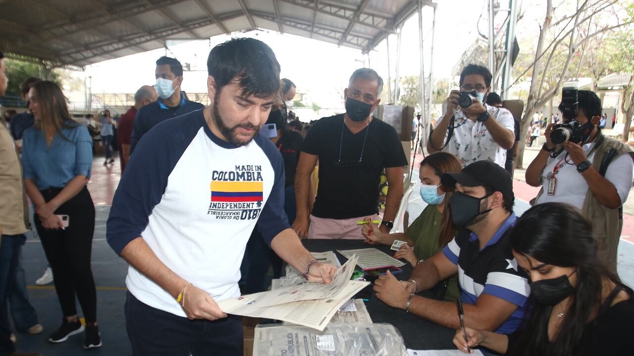 Alcalde de Barranquilla Jaime Pumarejo votando.