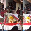 En Sri Lanka un chimpancé se acerca a un humano que le alimentaba diariamente y le da un beso y le acaricia como despedida.