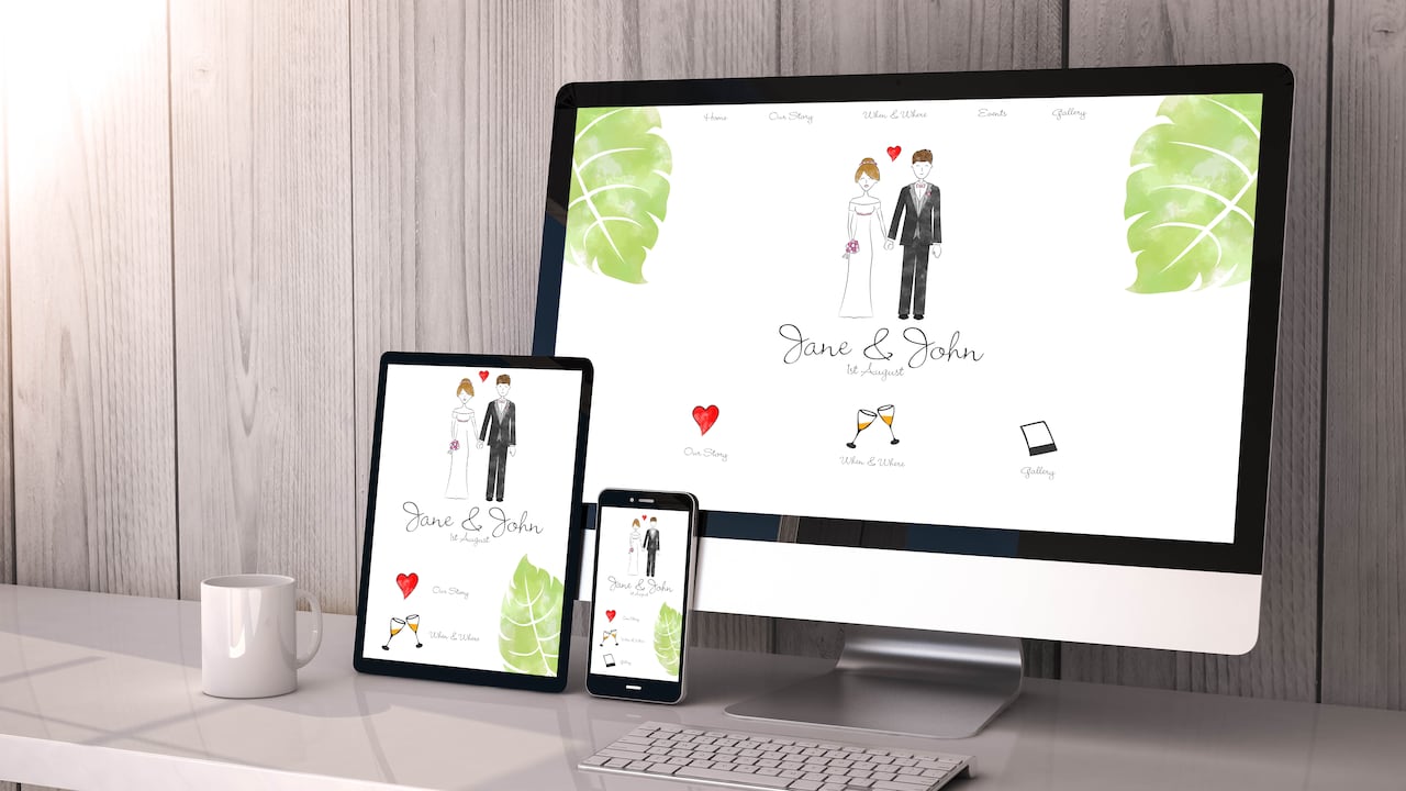 Dispositivos generados digitalmente en el escritorio, diseño de sitios web de bodas receptivos en la pantalla. Todos los gráficos de la pantalla están compuestos. Representación 3D.