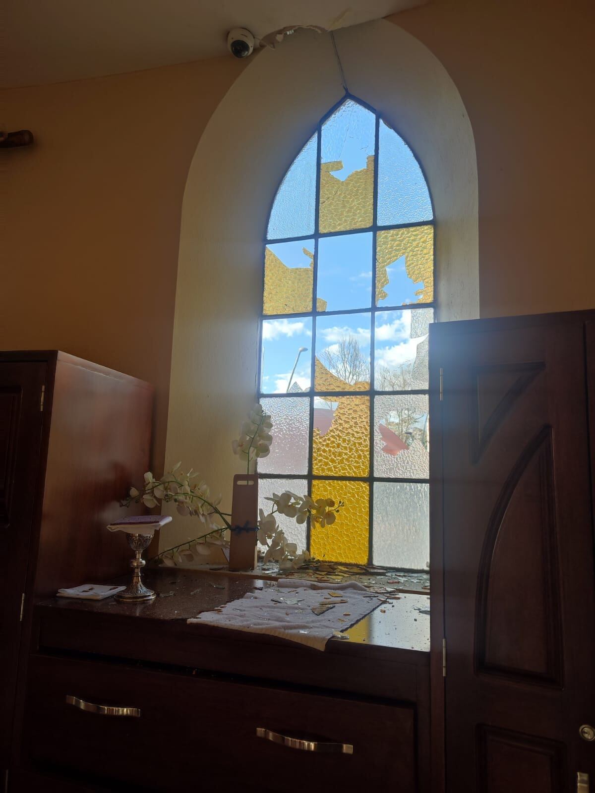 Daños en los vitrales de la Daños en los vitrales de la parroquia La Porciúncula tras desmanes en inmediaciones de la Universidad Pedagógica. tras desmanes en inmediaciones de la Universidad Pedagógica.