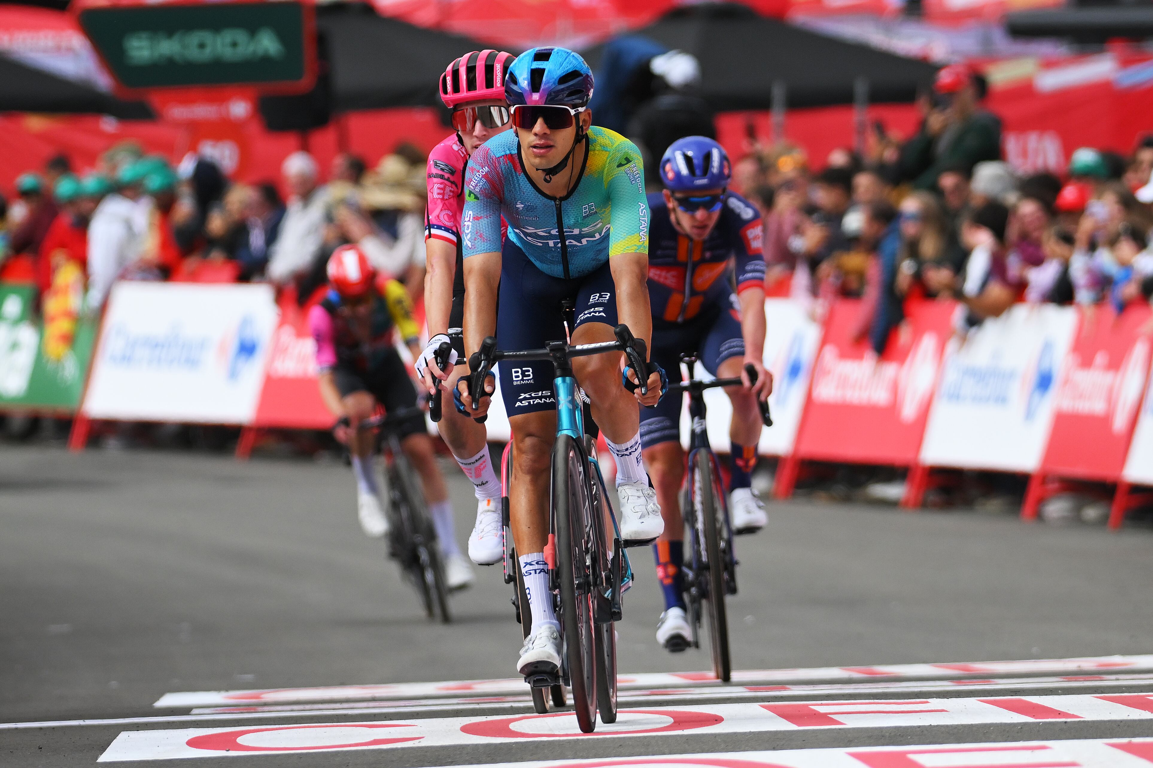 Harold Tejada llegando a la meta de una fracción en Vuelta a España 2025