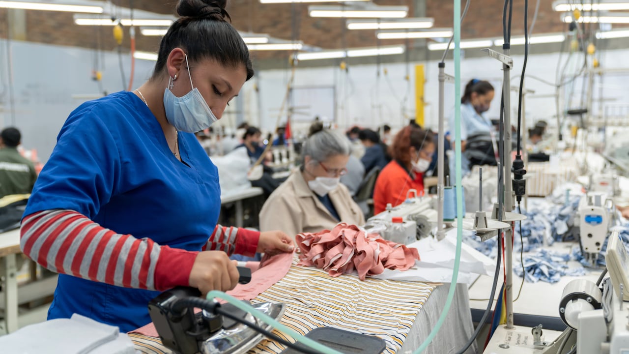 Algunas mujeres trabajadoras enfrentan comentarios que desestiman la importancia de su salario o sus decisiones financieras y esto las lleva a renunciar a su independencia económica.