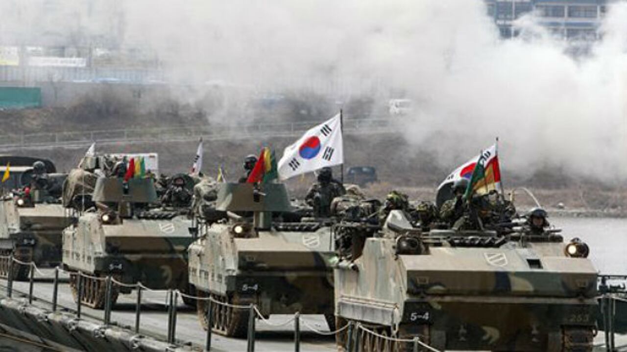 Tanques militares surcoreanos cruzan un pontón en medio de ejercicios militares.