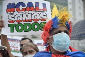 CALI, COLOMBIA - 25 DE MAYO: Un hombre usa una peluca con los colores de la bandera colombiana durante la "Marcha del Silencio" antes de la huelga nacional de mañana el 25 de mayo de 2021 en Cali, Colombia. Cali es el epicentro de las protestas contra el gobierno de Iván Duque, que no han cesado desde el 28 de abril. Para mañana se ha convocado otra masiva protesta nacional. (Foto de Gabriel Aponte / Getty Images)