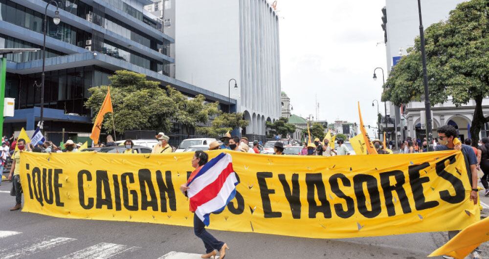 Miles de personas se tomaron las calles en Costa Rica para protestar por las negociaciones que el gobierno adelantaba con el Fondo Monetario Internacional. 