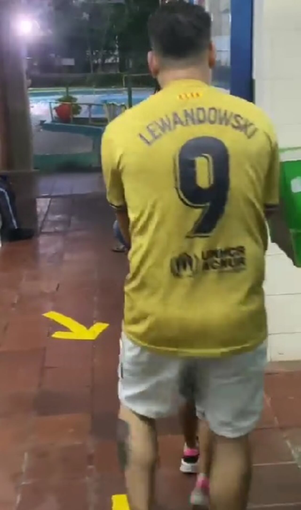 En escenario deportivo de Medellín se negaron a prestarle el baño a una niña de cinco años, pese a la súplica de sus familiares.