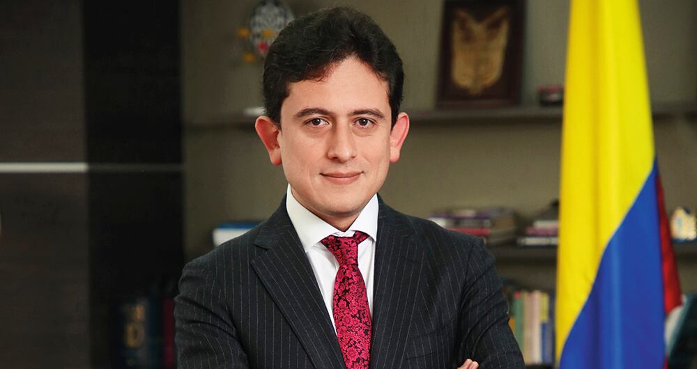 Luis Carlos Reyes, exdirector de la Dian, entregó una lista de los recomendados para esa entidad. Los nombres de Roy Barreras, según se constató, serían cuotas de Papá Pitufo. Una hoja de vida apareció en la casa del zar del contrabando.