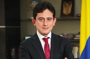 Luis Carlos Reyes, exdirector de la Dian, entregó una lista de los recomendados para esa entidad. Los nombres de Roy Barreras, según se constató, serían cuotas de Papá Pitufo. Una hoja de vida apareció en la casa del zar del contrabando.