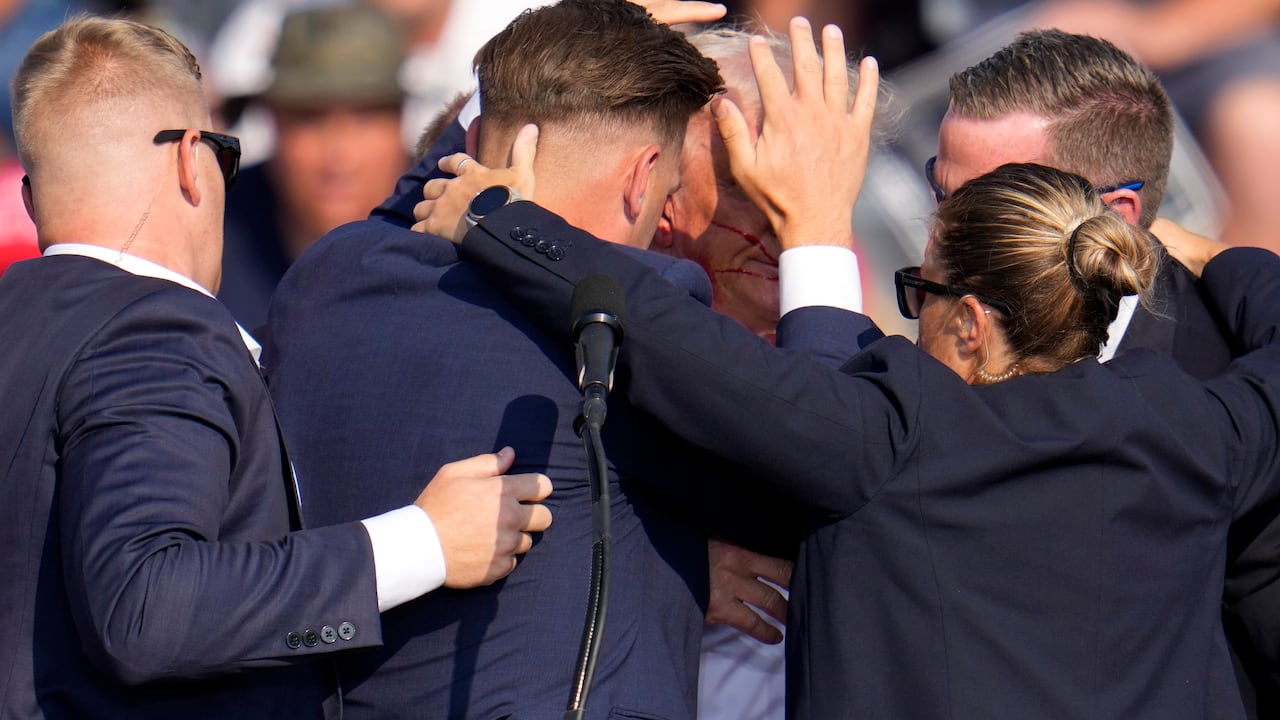 El candidato presidencial republicano, el expresidente Donald Trump, está rodeado por el Servicio Secreto de Estados Unidos en un evento de campaña en Butler, Pensilvania, el sábado 13 de julio de 2024.