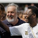 El futbolista Neymar, a la izquierda, y la leyenda del fútbol brasileño Pelé, se ríen durante la celebración del centenario del equipo en Santos, Brasil.