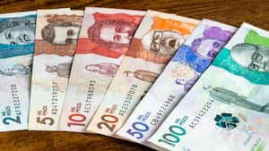 Dinero colombiano, billetes de papel esparcidos sobre la mesa, concepto bancario y financiero billetes