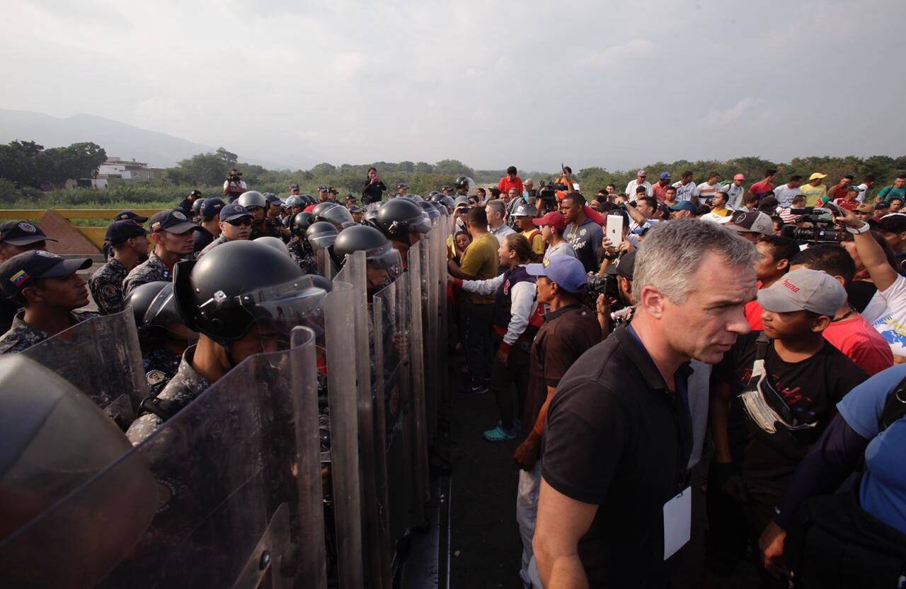 La guardia venezolana se rehúsa a permitir el paso de la ayuda humanitaria. foto: Diana Rey Melo