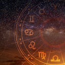 Signos zodiacales astrológicos dentro del círculo del horóscopo. Astrología, conocimiento de las estrellas en el cielo sobre la vía láctea y la luna. El poder del concepto del universo.