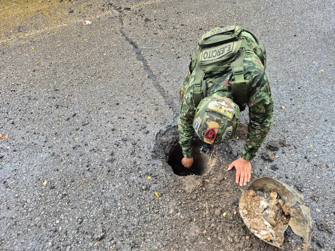 Así instalan explosivos en vías de Arauca.