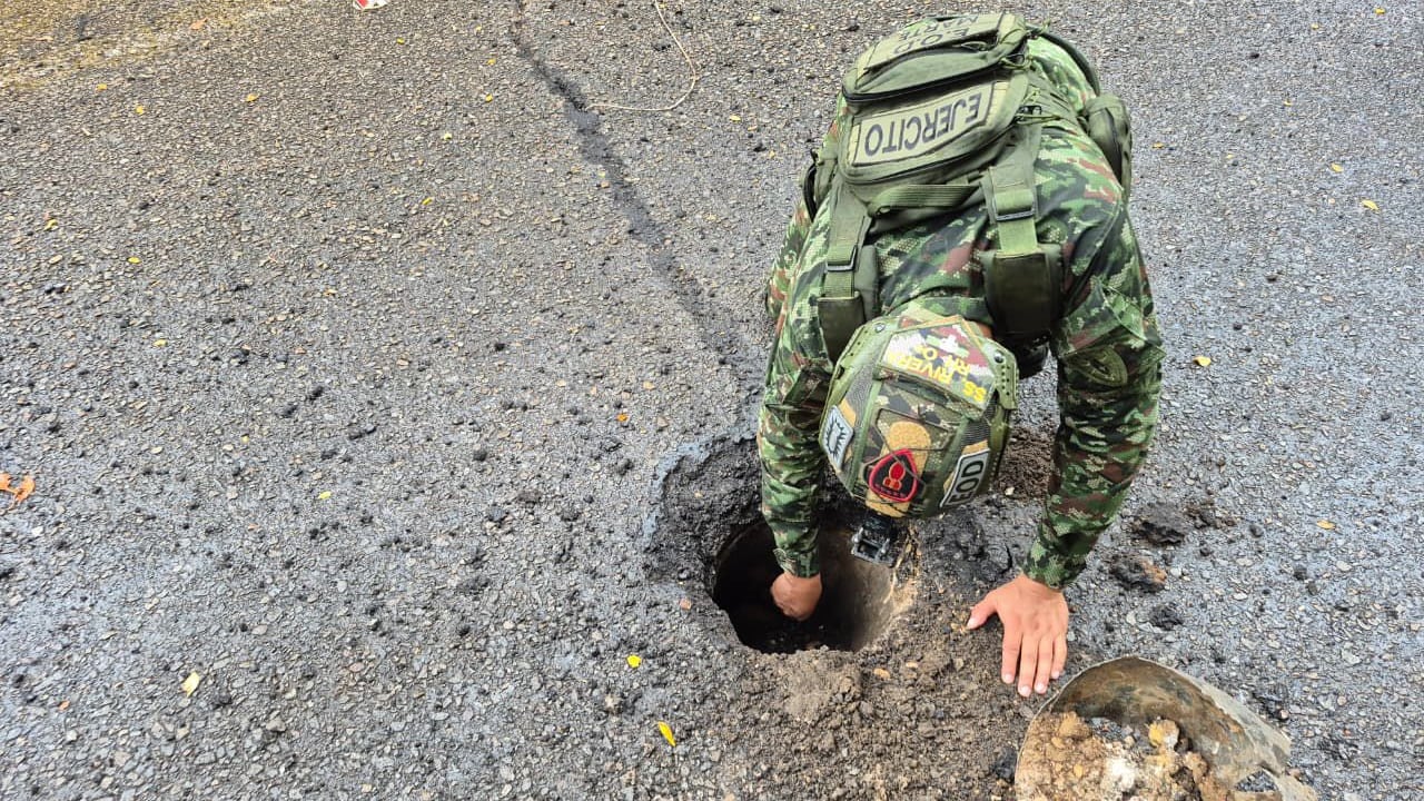 Así instalan explosivos en vías de Arauca.