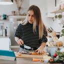 Mujer viendo videos de YouTube desde su su tablet.