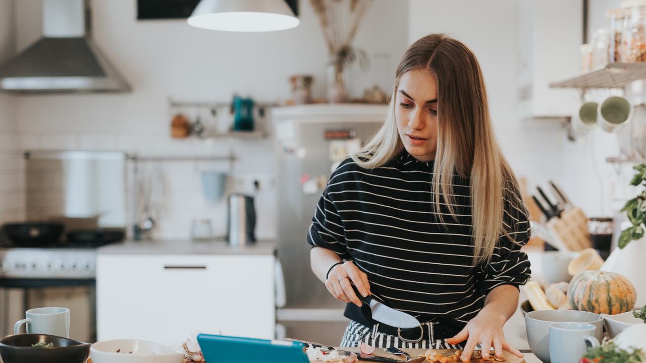 Mujer viendo videos de YouTube desde su su tablet.