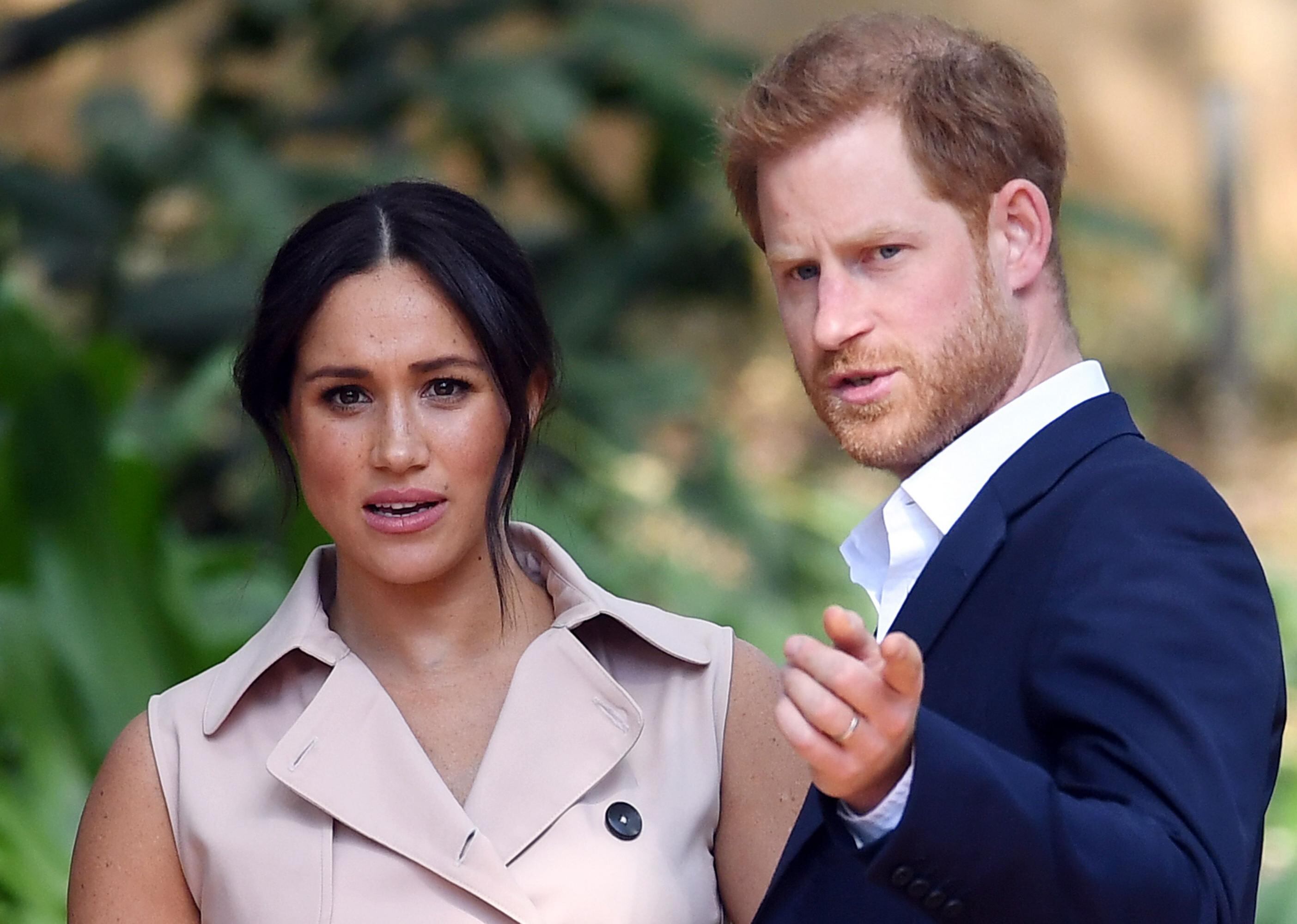 El príncipe Harry y su esposa Meghan Markle anunciaron en 2022 que darían un "paso atrás" en sus funciones en la familia real.