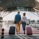 Parejas viajeras en aeropuerto.