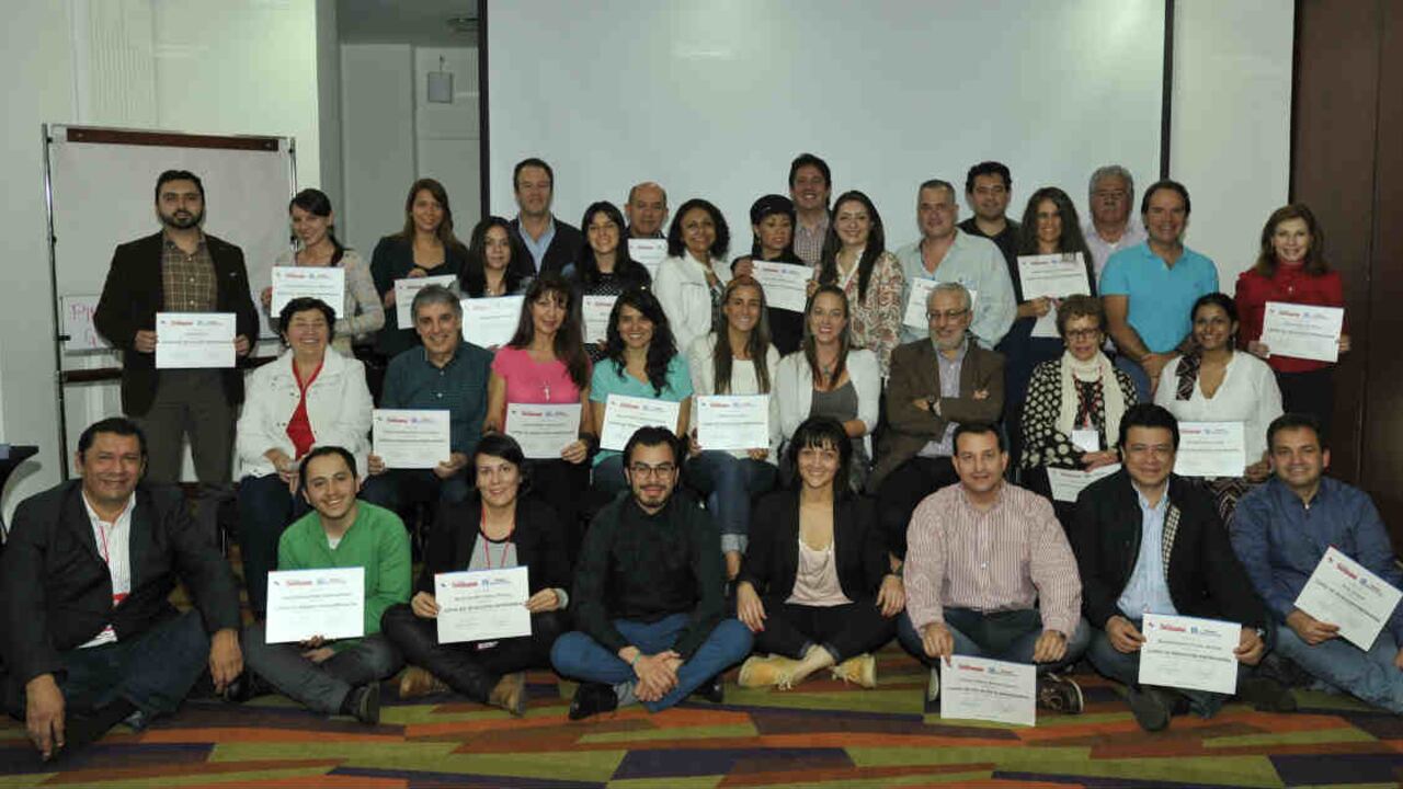 El grupo de profesores y los participantes del curso de redacción de agosto.