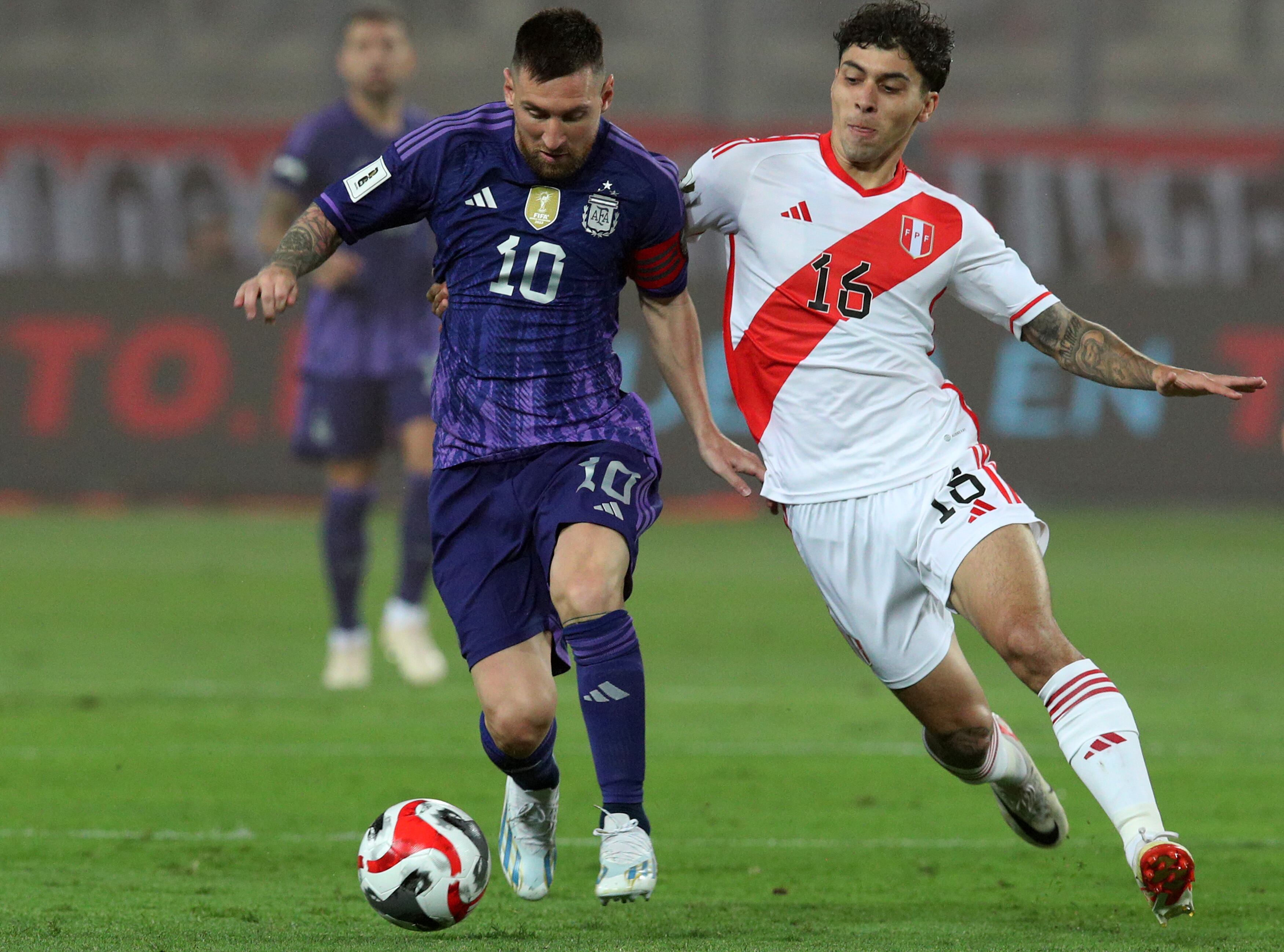 Lionel Messi de Argentina compite por el balón con Franco Zanelatto de Perú durante un partido de clasificación para la Copa Mundial de la FIFA 2026 entre Perú y Argentina en el Estadio Nacional de Lima el 17 de octubre de 2023 en Lima, Perú. (Foto de Mariana Bazo/Getty Images)