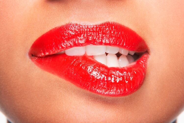 Ayuda a simular labios más voluminosos. Mezcla una pizca de canela con vaselina; esto generará un efecto ‘colágeno’. ©Pinterest