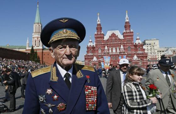 Putin recordó la crucial batalla de Stalingrado, el asedio a Leningrado y tuvo también palabras para la batalla de Sebastopol, puerto del mar Negro situado en la península de Crimea, territorio antaño ucraniano y anexionado por Rusia el pasado 21 de marzo. (EFE)