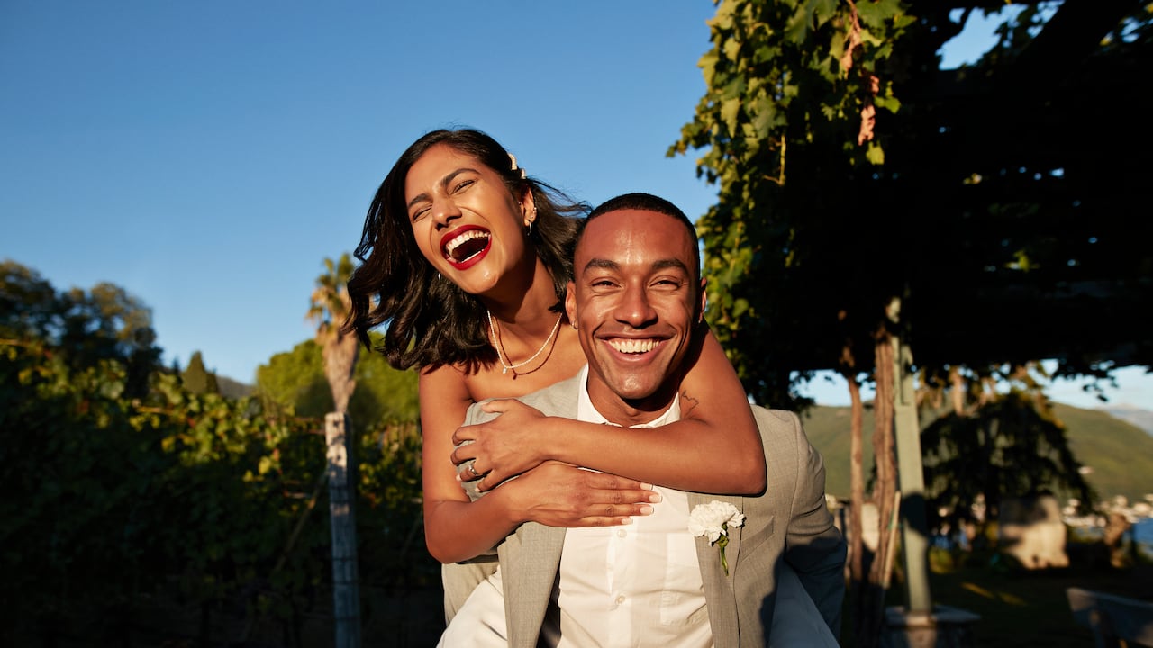 Con la edad llegan la experiencia y la serenidad: factores que, según Ballarini, elevan la felicidad a su pico.