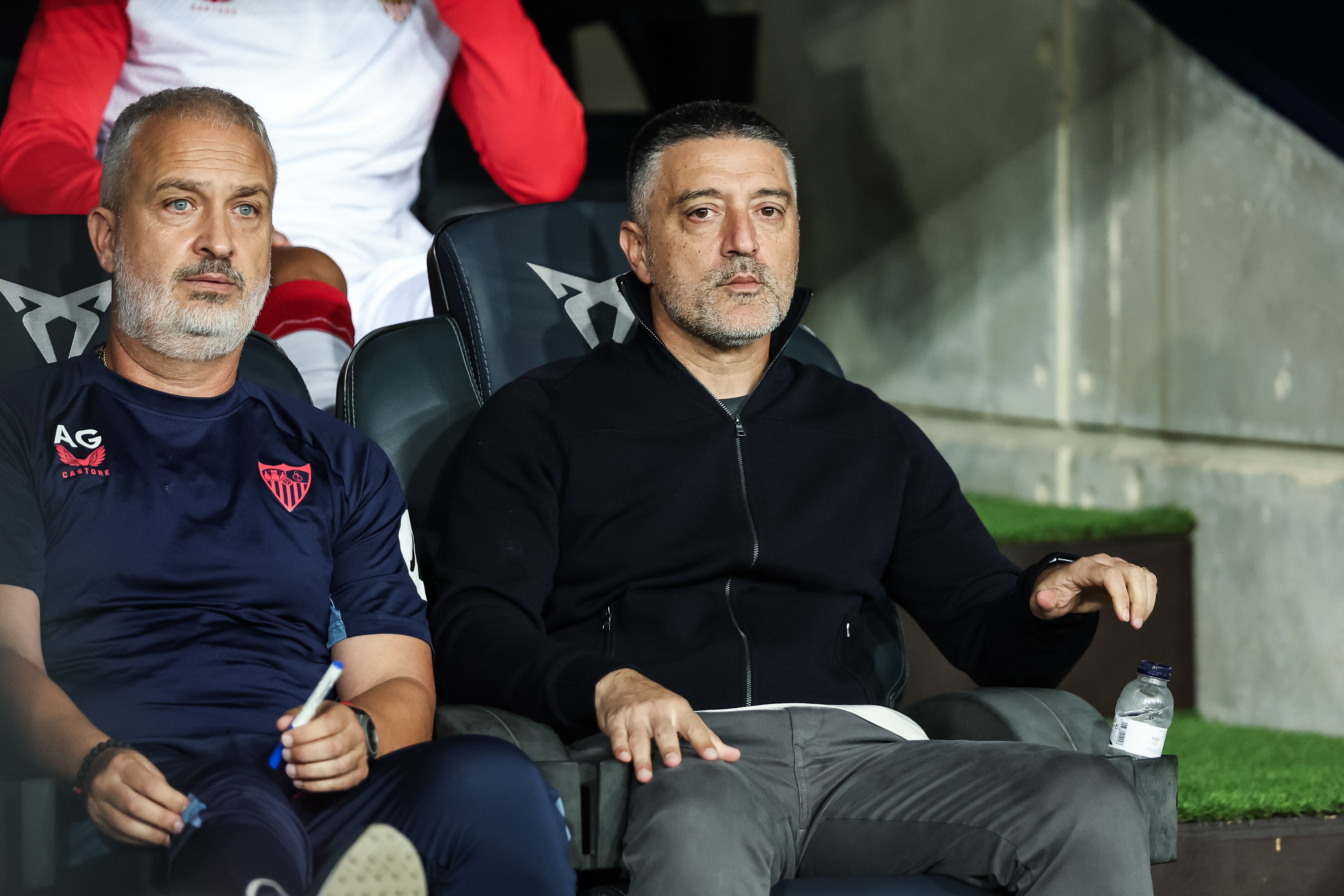 García Pimienta, entrenador del Sevilla FC, observa durante el partido de fútbol de la liga española, La Liga EA Sports, jugado entre el FC Barcelona y el Sevilla FC en el Estadio Olímpico de Montjuic el 20 de octubre de 2024 en Barcelona, España.