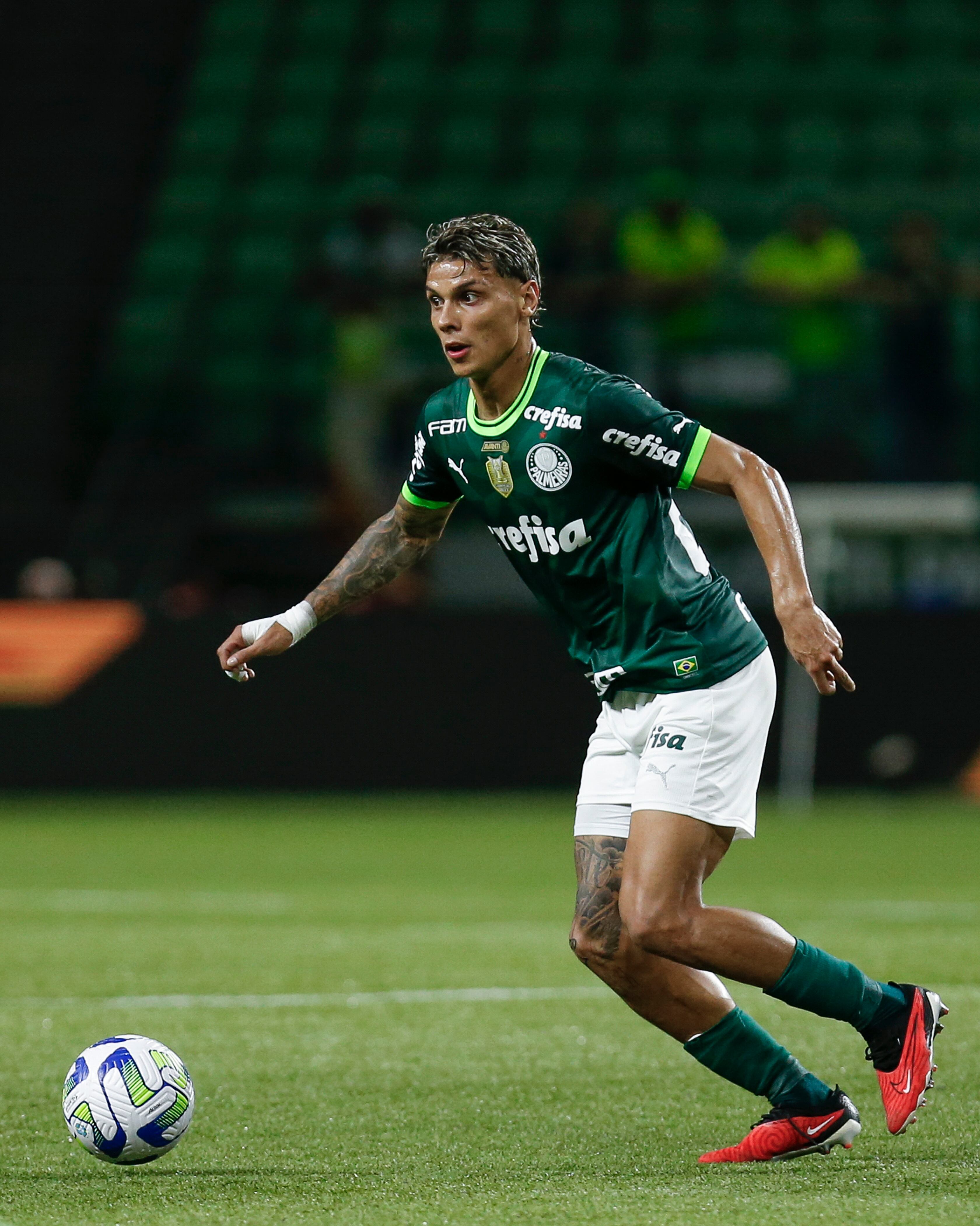 SAO PAULO, BRASIL - 29 DE NOVIEMBRE: Richard Ríos de Palmeiras corre con el balón durante el partido entre Palmeiras y America MG como parte de la Serie Brasileirao A 2023 en Allianz Parque el 29 de noviembre de 2023 en Sao Paulo, Brasil. (Foto de Ricardo Moreira/Getty Images)