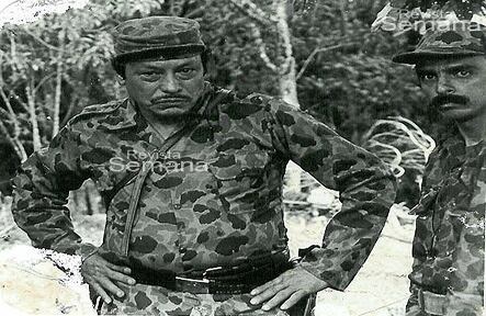 En estas fotos se observa a Manuel Marulanda Vélez, alias Tirofijo vestido de camuflado.