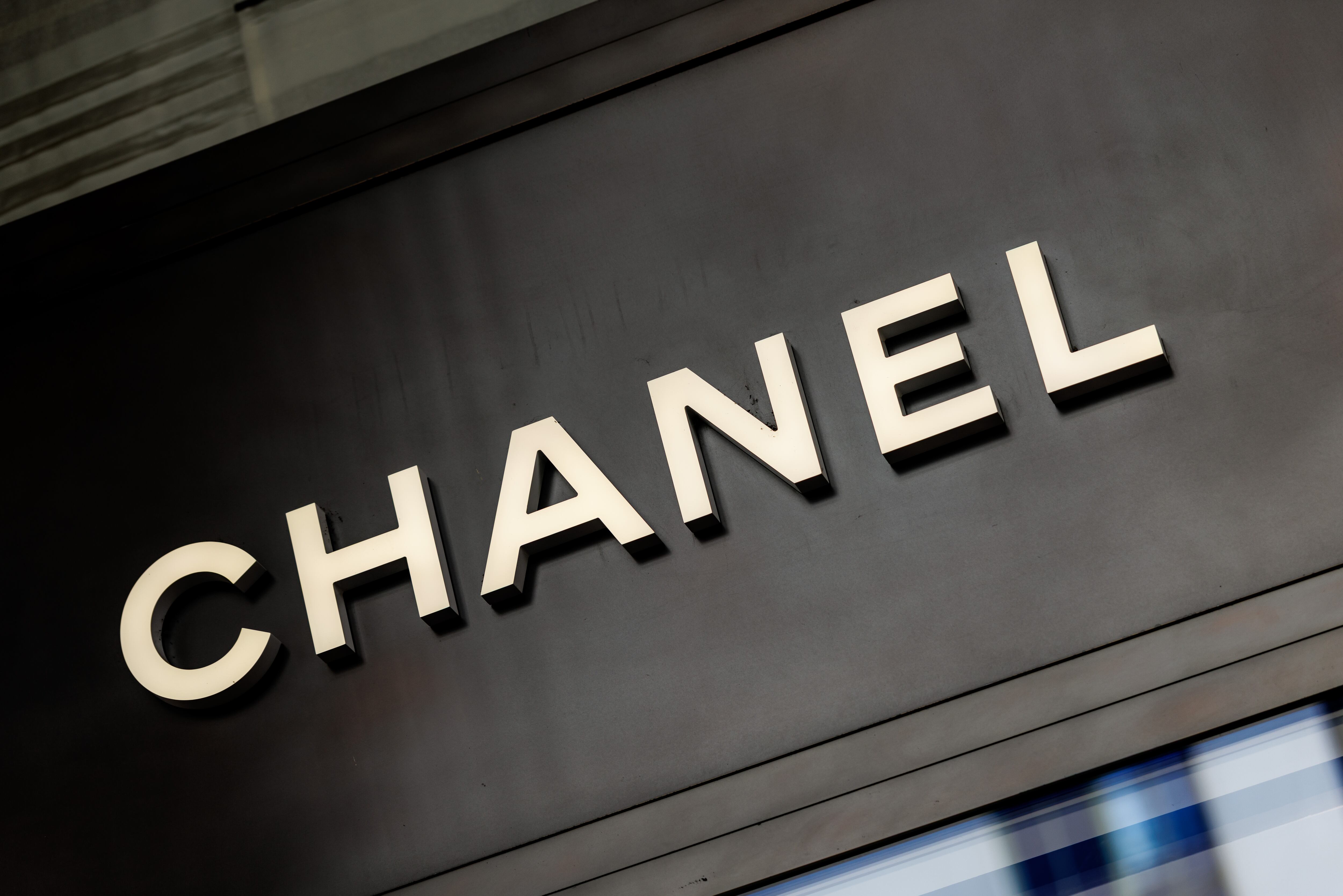 En un universo donde los precios del lujo suelen estar reservados para una élite exclusiva, Chanel ha dado un paso sutil, pero significativo, hacia la democratización de su marca