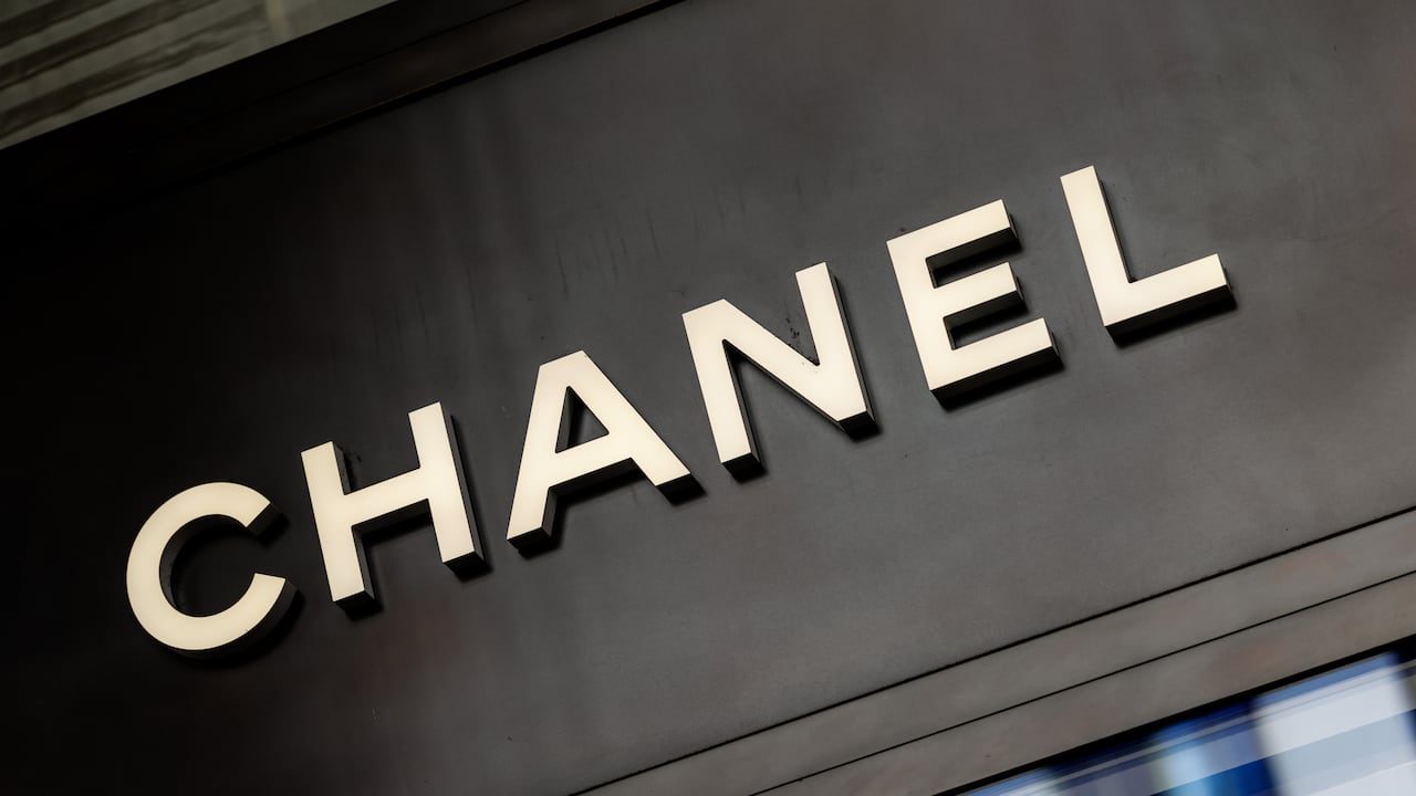 Logotipo de la marca Chanel en una tienda de la marca de lujo
