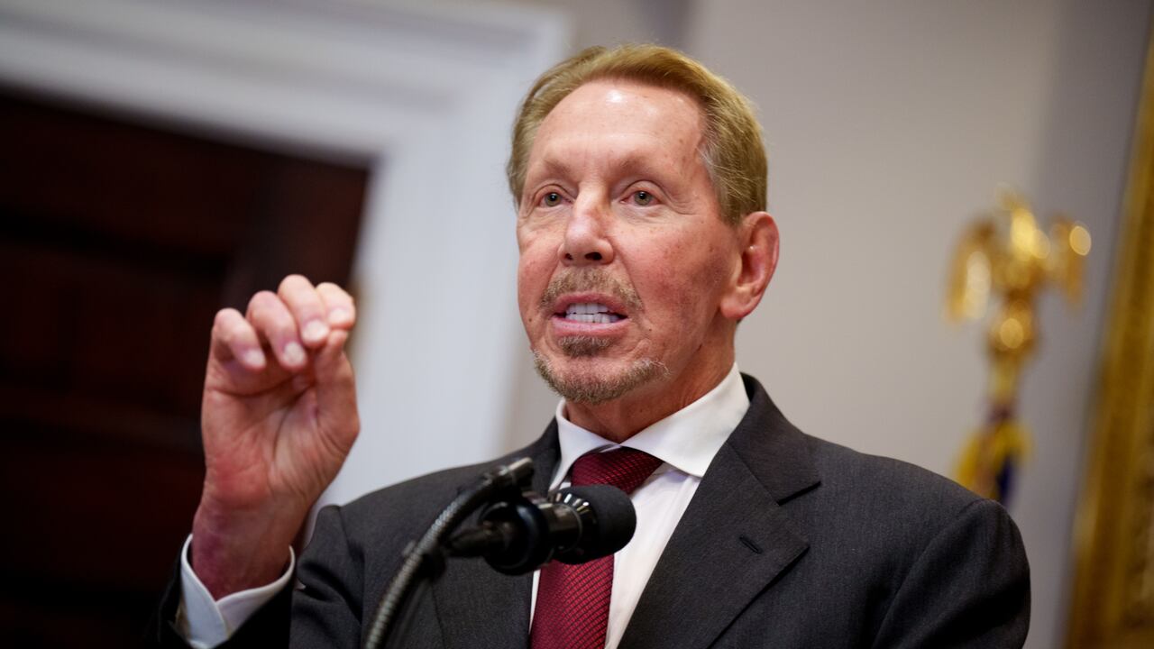 El cofundador y presidente ejecutivo de Oracle, Larry Ellison, habla durante una rueda de prensa en Washington en enero de 2025.