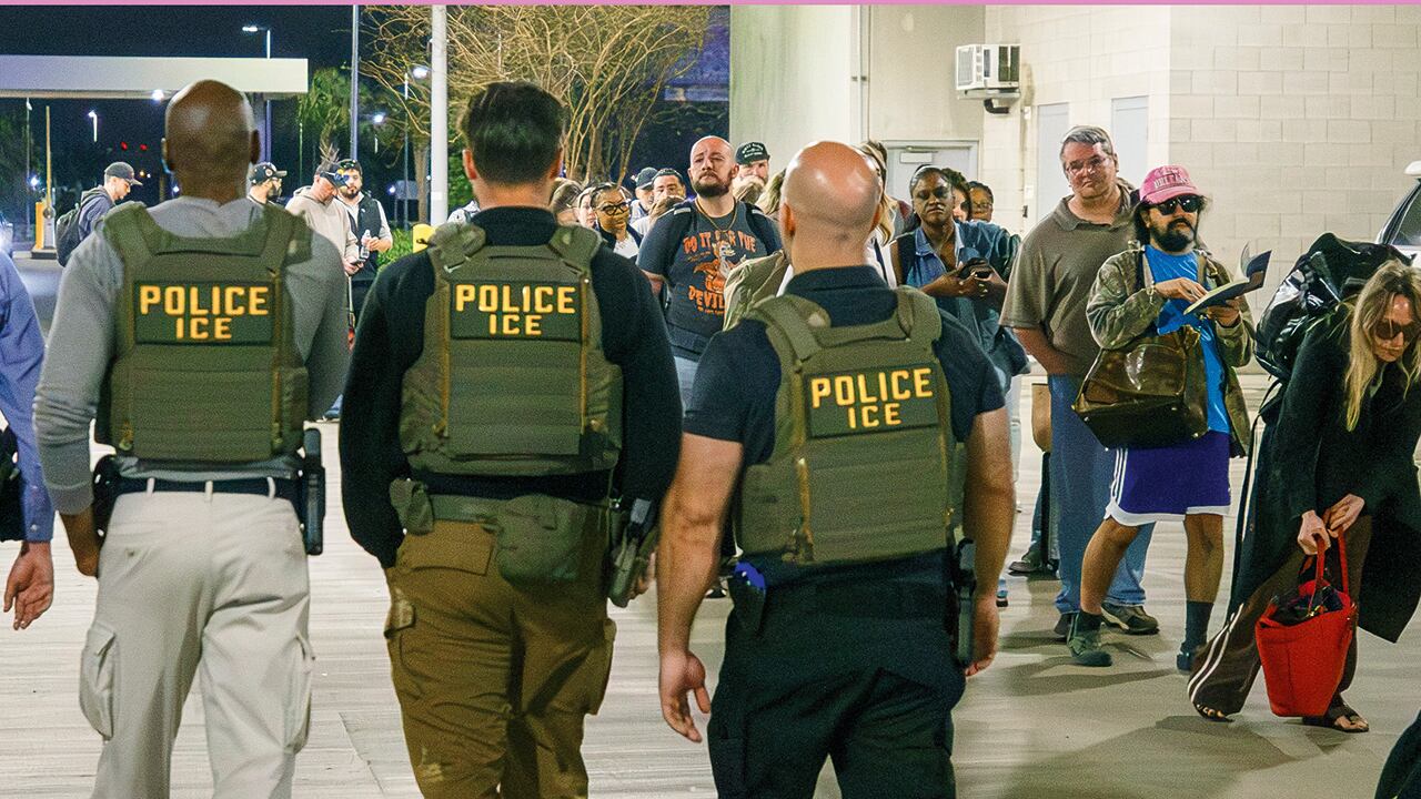 Agentes del Servicio de Control de Inmigración y Aduanas (ICE).