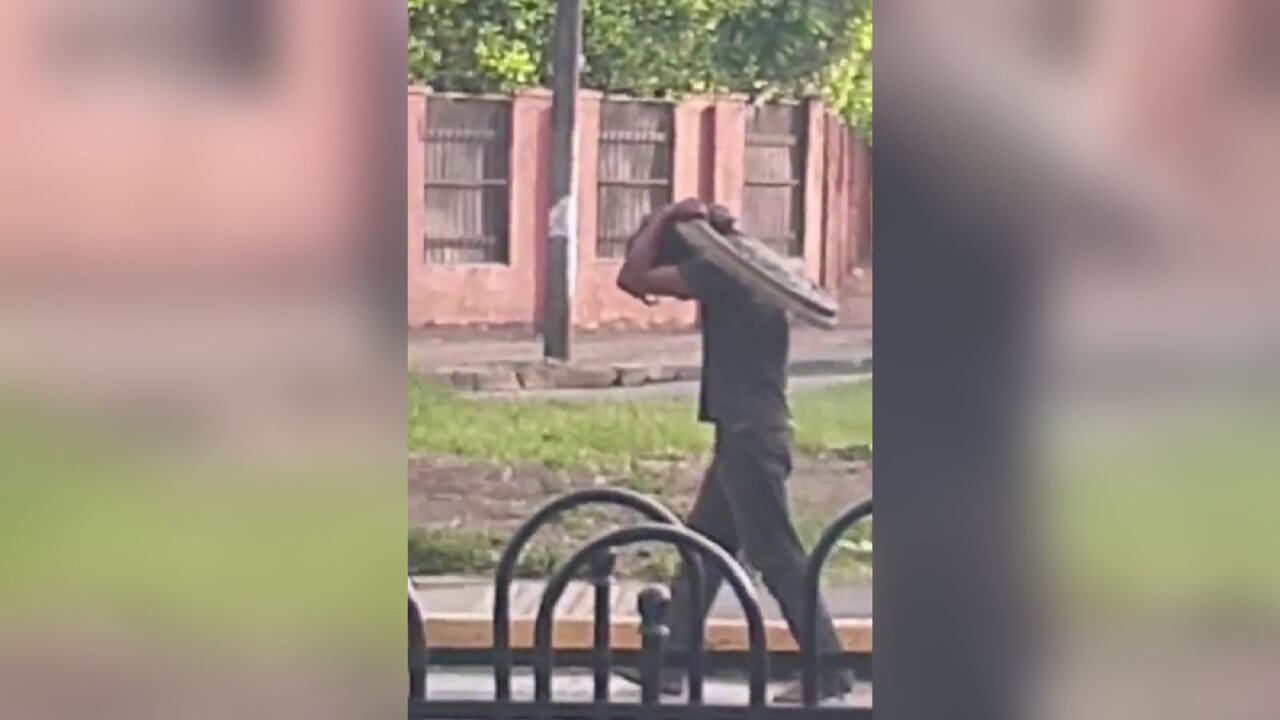 El habitante de calle pretendía, al parecer, vender la tapa.