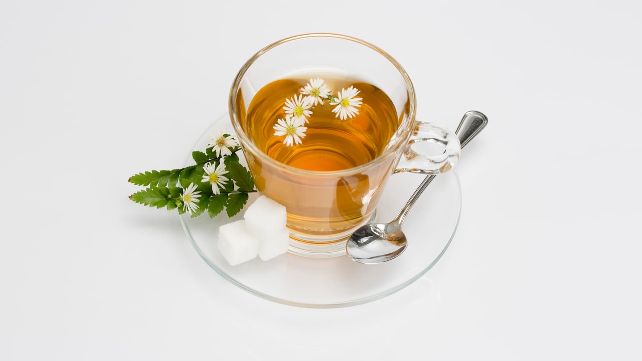 Taza de té de manzanilla con flores de manzanilla