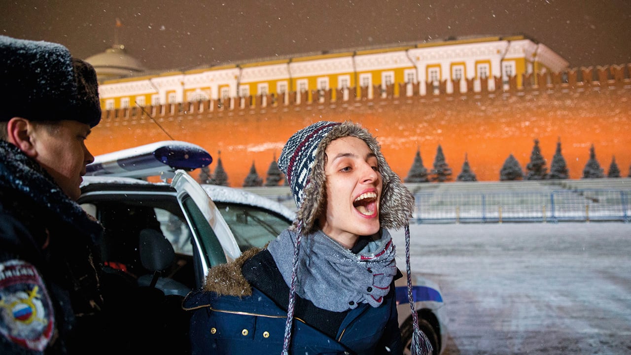 Elena Kostyuchenko ante la amañada ley. Cred: Evgeny Feldman.