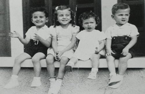 Galán (primero de derecha a izquierda) con tres de sus once hermanos, a los cuatro años de edad. 