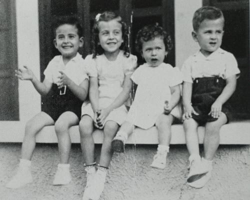 Galán (primero de derecha a izquierda) con tres de sus once hermanos, a los cuatro años de edad. 