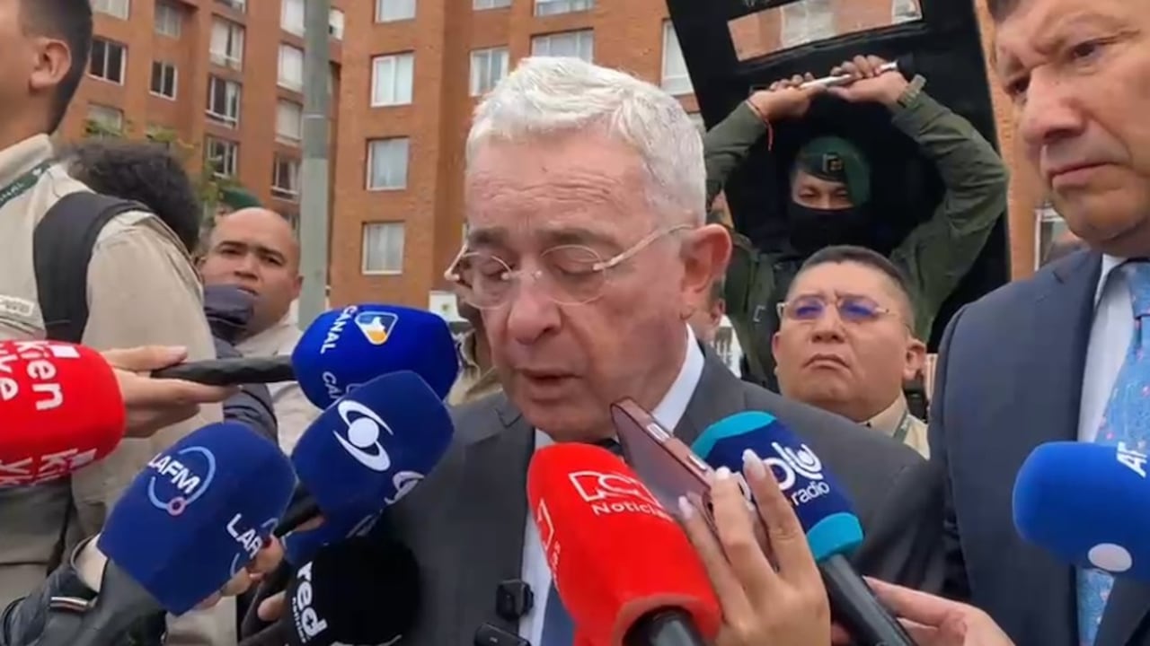 El expresidente Uribe llegó al búnker de la Fiscalía acompañado de su abogado Jaime Lombana.