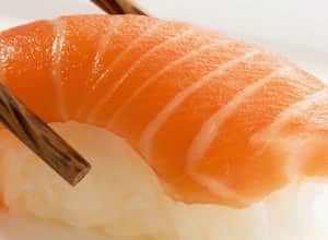 Salmón: Además de ser exquisito, este pescado de agua fría es una fuente rica de Omega-3. Entre la gran cantidad de virtudes de estos ácidos grasos, se ha descubierto que llevan al cerebro a su máximo rendimiento. Algunos estudios afirman que alivia los síntomas de la depresión y el trastorno bipolar, y previene la demencia.