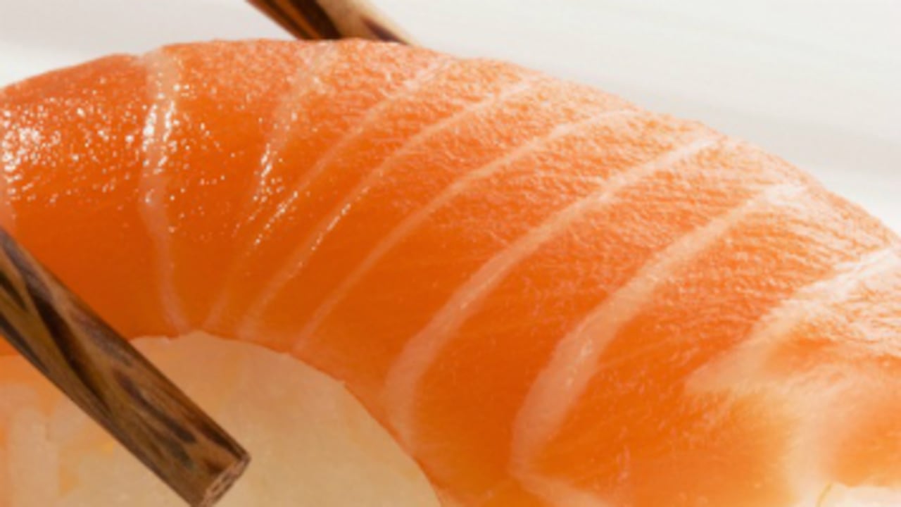 Los Omega-3 se encuentran naturalmente en algunos alimentos como el salmón.