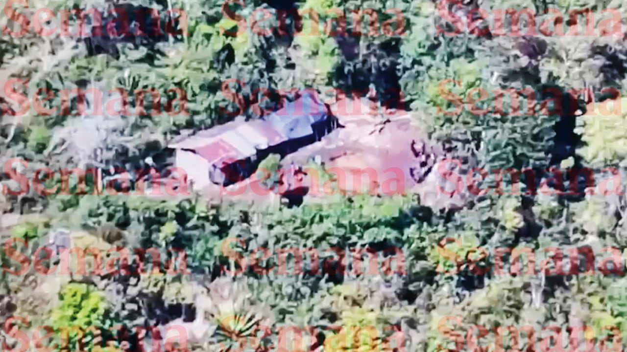 Esta es la imagen del campamento de alias Marcos Pacífico, que era monitoreado con apoyo de Estados Unidos. El complejo guerrillero fue bombardeado por las Fuerzas Militares.