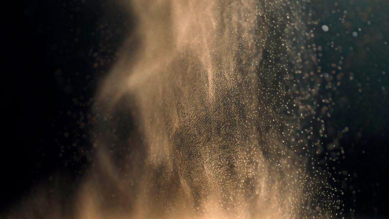 Científicos crean un polvo con la capacidad de descontaminar el agua con ayuda de la luz del sol.