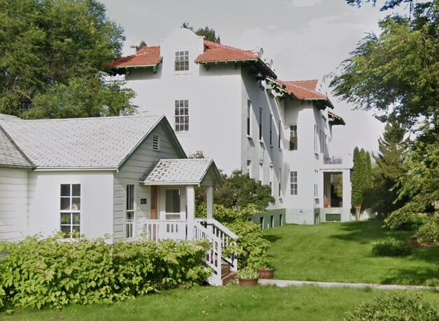 El edificio está ubicado en Estados Unidos y tiene un valor de 10 dólares