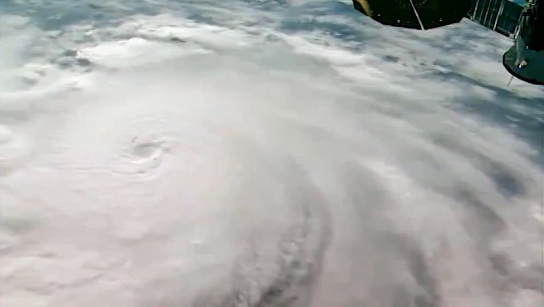 Los científicos prevén que el sistema se debilitará ligeramente antes de tocar tierra, aunque podría conservar la fuerza de huracán a medida que atraviese Florida en dirección al océano Atlántico.