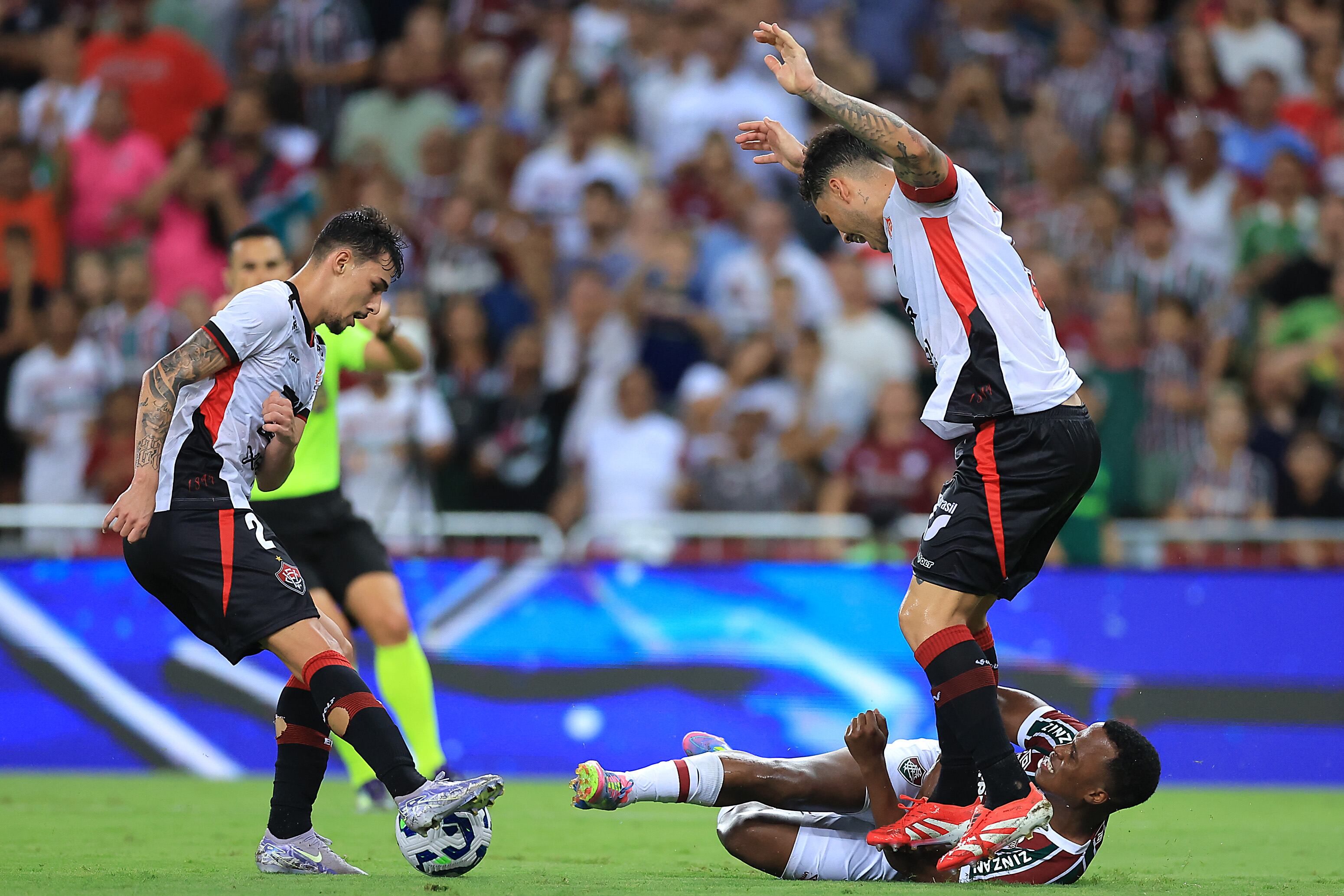 Jhon Arias es derribado en el área ante Vitória