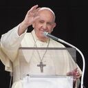 El Papa Francisco entrega su bendición mientras recita la oración del mediodía del Ángelus desde la ventana de su estudio con vista a la Plaza de San Pedro, en el Vaticano, el domingo, Sept. 20, 2020. (AP Photo/Andrew Medichini)