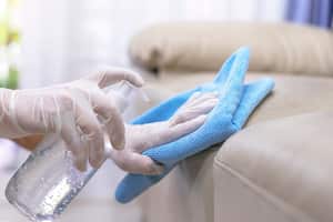 Los sofá de tela pueden limpiarse con bicarbonato de sodio.